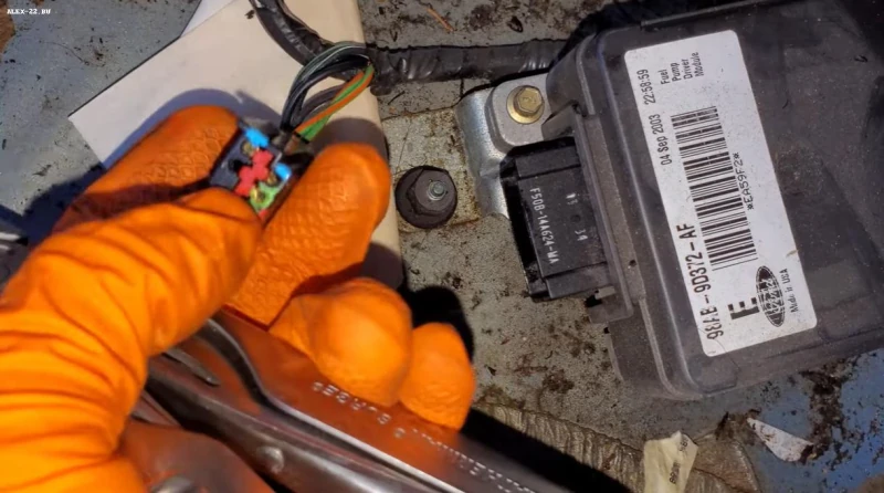 форд фокус 1 драйвер топливного насоса под сиденьем, ford focus 1 fuel pump driver, 98AB-09D372-AF