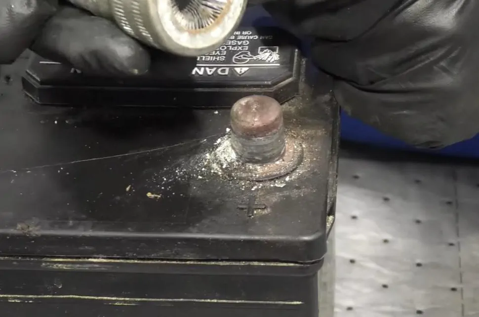 чистим клеммы аккумулятора