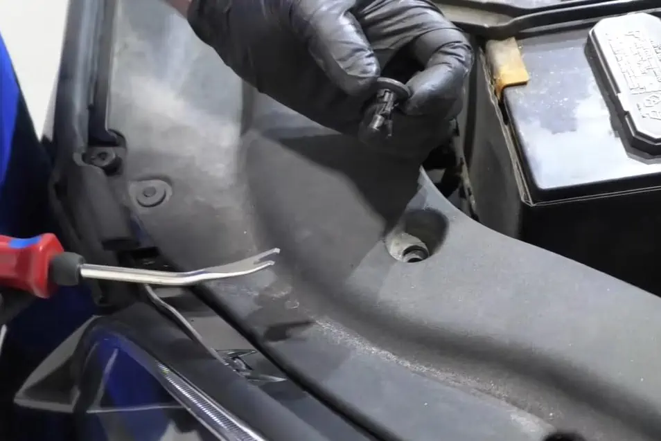 rav4 клипса которая нажимается посредине