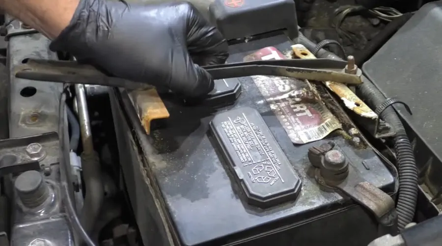 rav4 снимаем скобу крепления аккумулятора