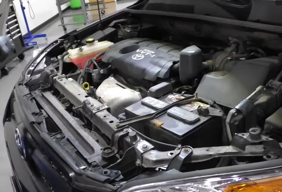 rav4 моторный отсек со снятым пластиком 