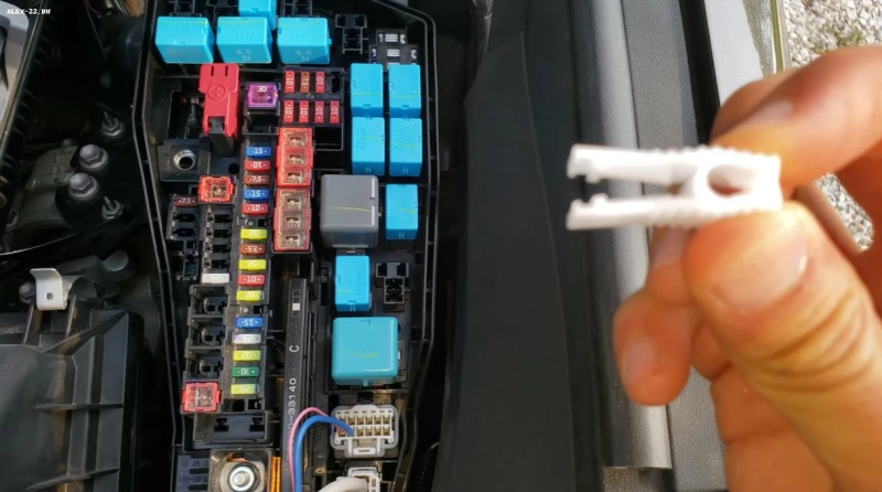 toyota camry70 foto fuse pulley, прищепка для снятия предохранителей