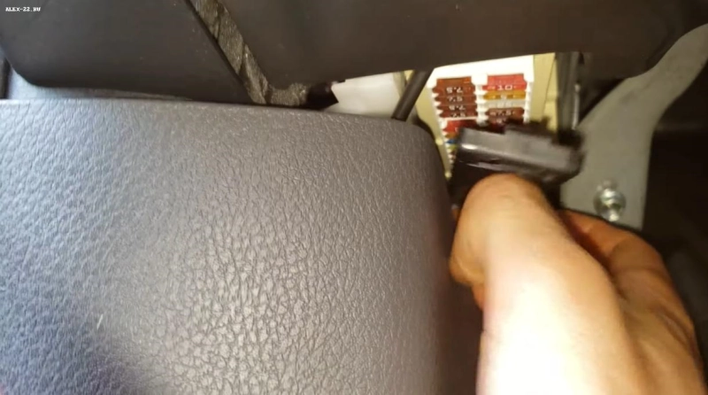 toyota camry70 foto fuse block room open, открыть блок предохранителей в салоне