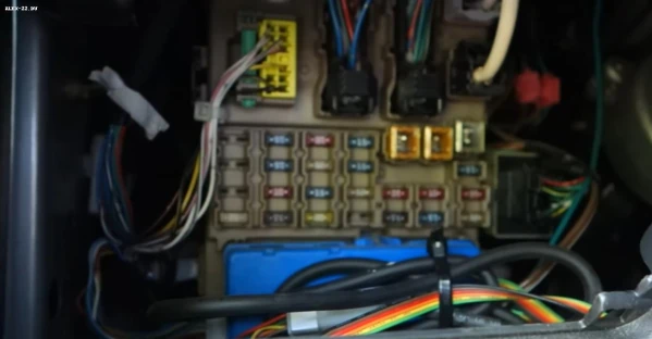 toyota corolla 120 fuse block room foto, блок предохранителей в салоне фото в королле 120, алексе, рунксе