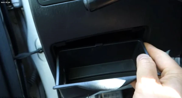 toyota corolla 120 fuse block room location, блок предохранителей в салоне расположен в королле 120, алексе, рунксе