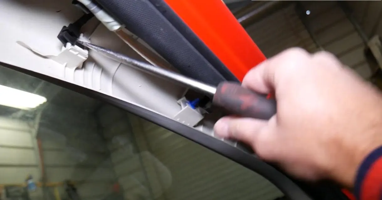  снять клипсу накладки передней стойки