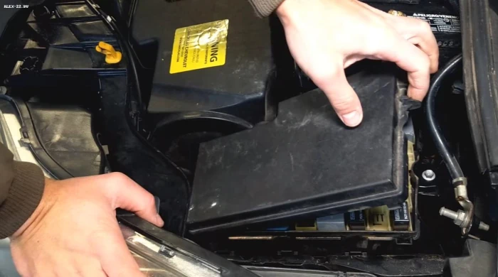 ford focus 3 fuse block hood open, расположение блока предохранителей под капотом