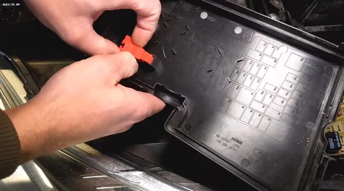 ford focus 3 fuse pulley, расположение прищепки-съёмника предохранителей