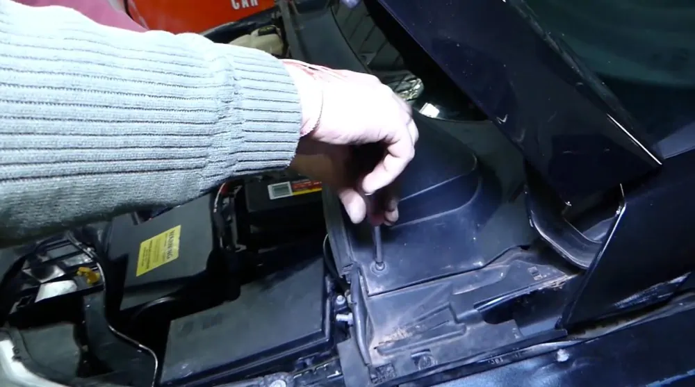 ford focus 3 снимаем пластик над мотором стеклоочистителей