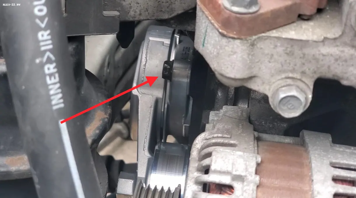 honda jazz unscrew the up tensioner bolt, откручиваем верхний болт натяжителя ремня