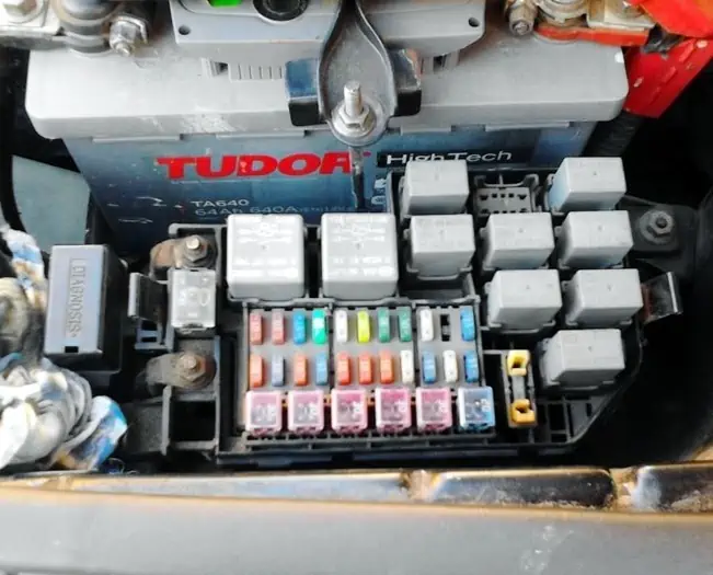 Киа Рио 1 поколения, 2000, 2001, 2002, 2003, 2004, 2005 года выпуска расположение и схема предохранителей и реле под капотом, Задние противотуманные фонари, Передние противотуманные фары, Вентилятор радиатора, центральный замок, предохранитель фар 