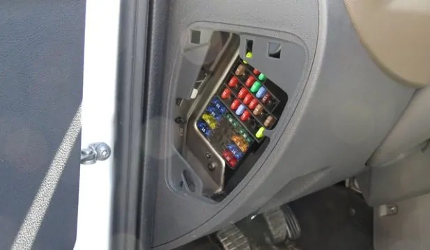  блок предохранителей в салоне lada largus схема на крышке, описание