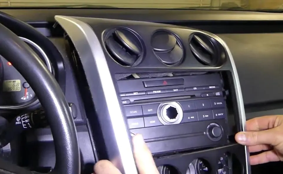 cx7 снимаем центральную панель