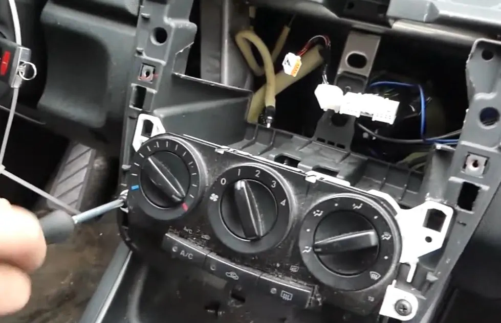 cx7 откручиваем панель климат контроля