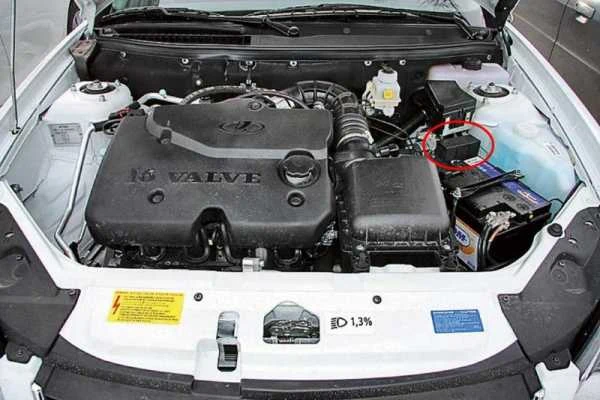 lada priora расположение блока предохранителей под капотом