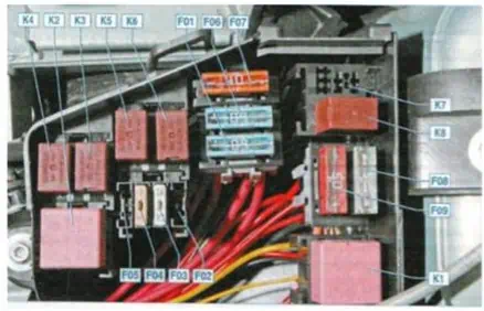 предохранители под капотом вариант 2