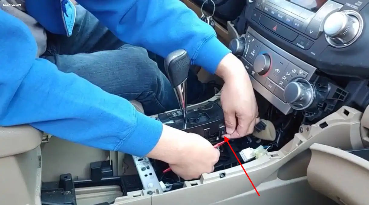 хайлендер ослабляем четыре защёлки селектора передач