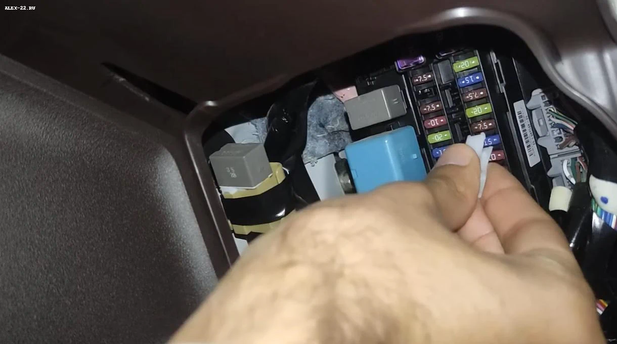 Toyota Passo cigarette lighter fusе replacement, Замена предохранителя розетки прикуривателя Тойота Пассо